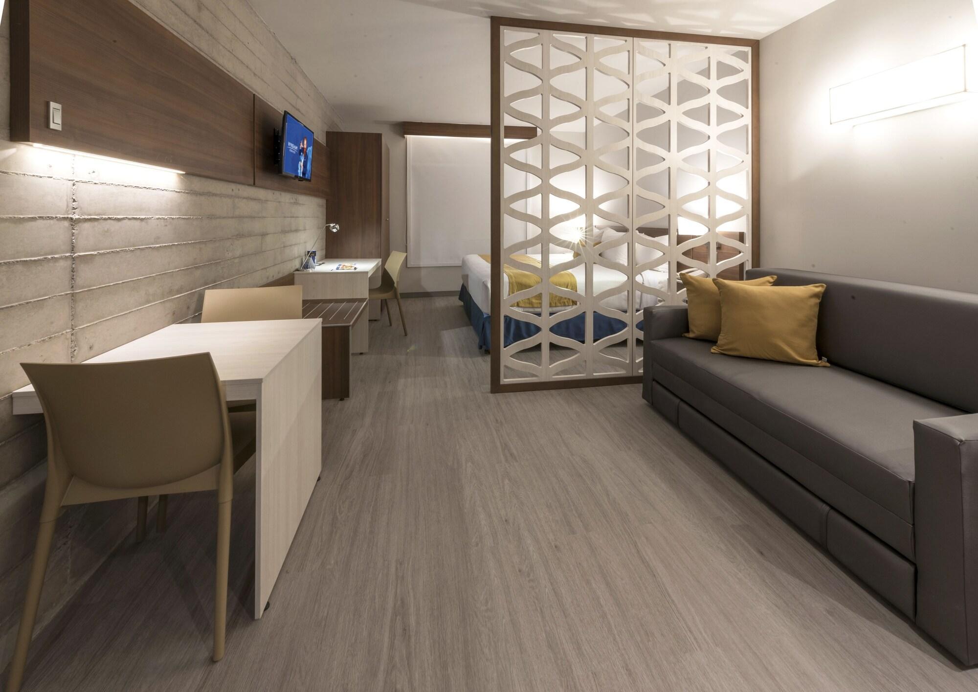 Microtel Inn & Suites By Wyndham Irapuato Esterno foto