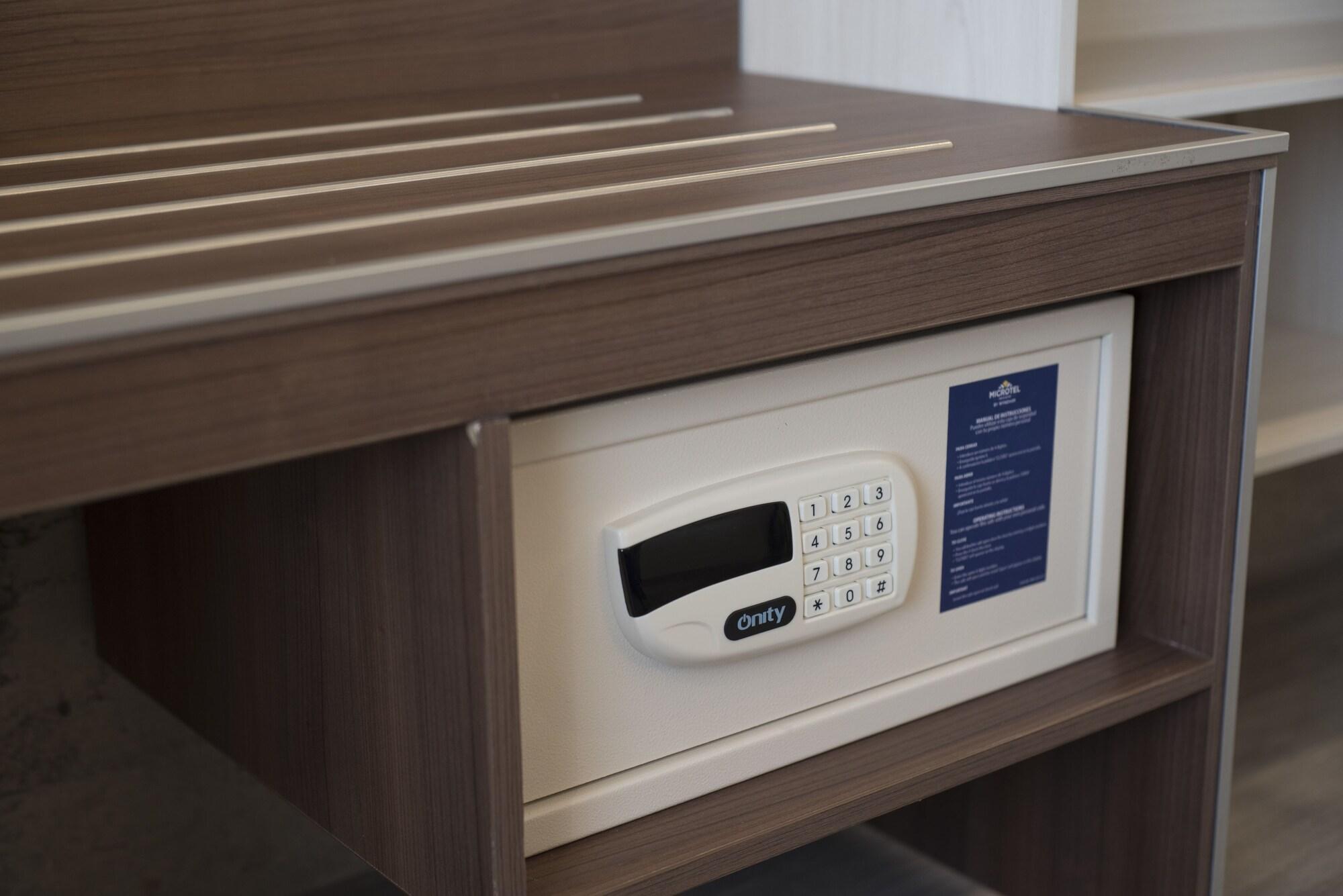 Microtel Inn & Suites By Wyndham Irapuato Esterno foto