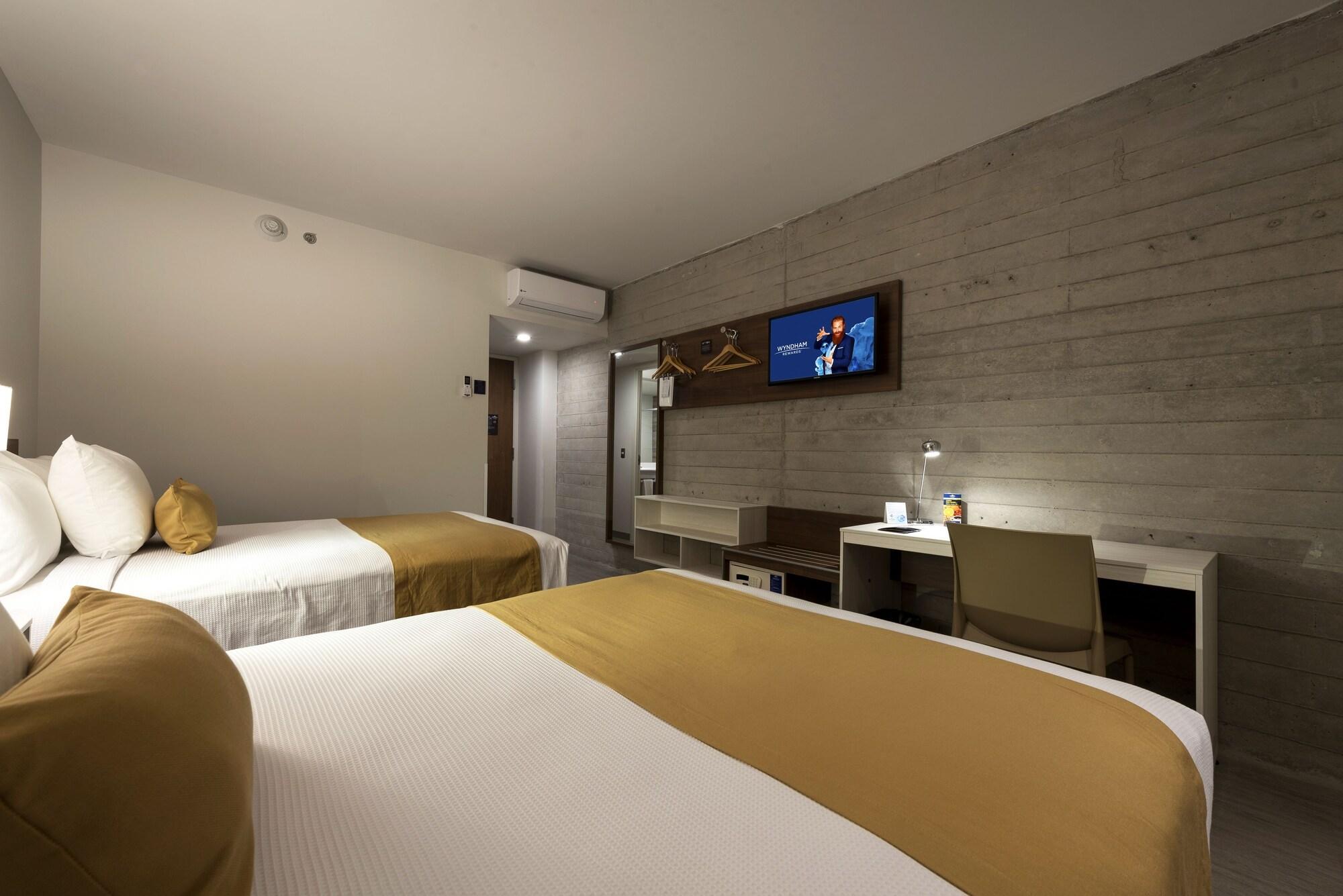 Microtel Inn & Suites By Wyndham Irapuato Esterno foto