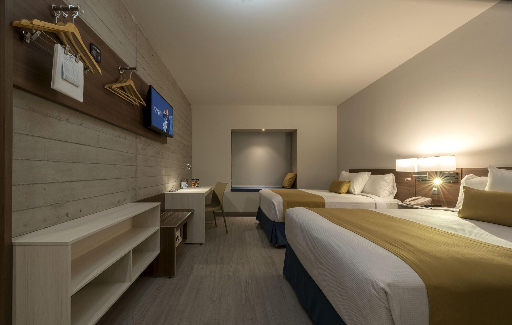 Microtel Inn & Suites By Wyndham Irapuato Esterno foto