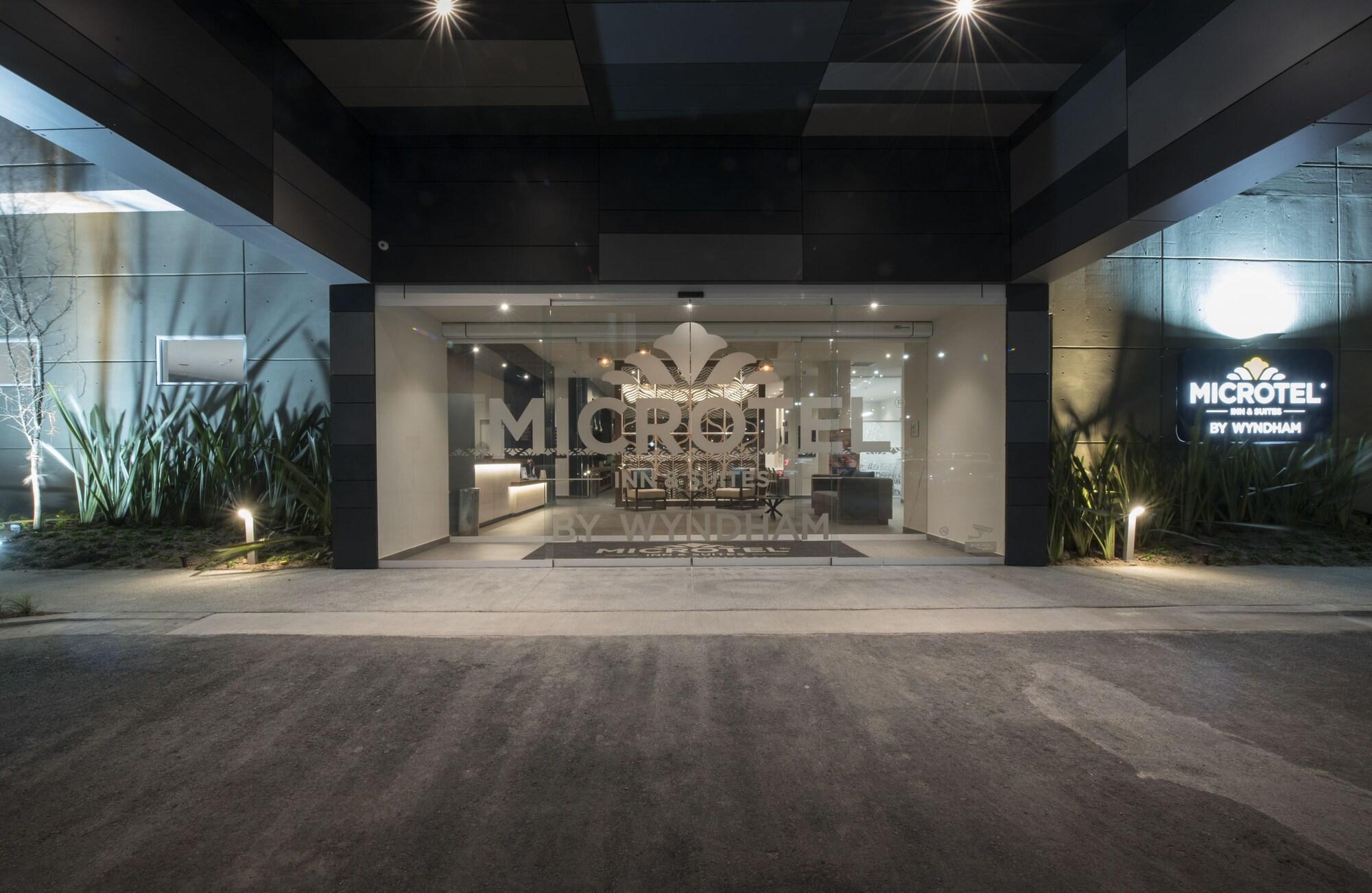 Microtel Inn & Suites By Wyndham Irapuato Esterno foto
