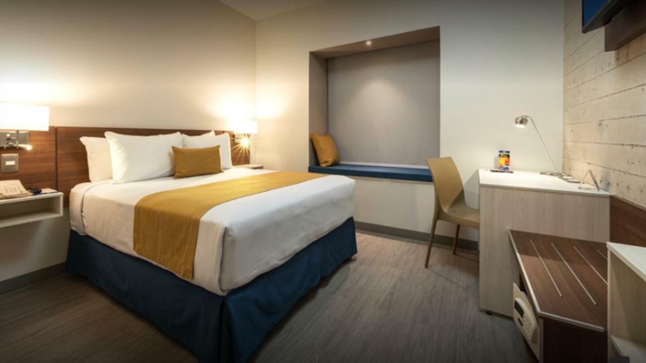 Microtel Inn & Suites By Wyndham Irapuato Esterno foto