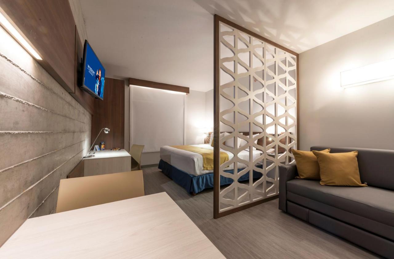 Microtel Inn & Suites By Wyndham Irapuato Esterno foto